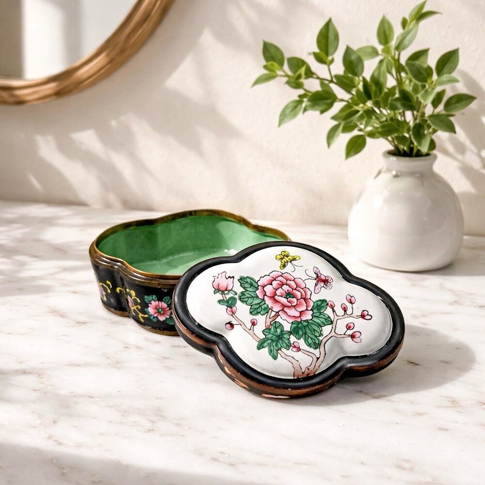 Vintage Chinese Butterflies Export Hand-Painted Porcelain Trinket / Jewelry Box